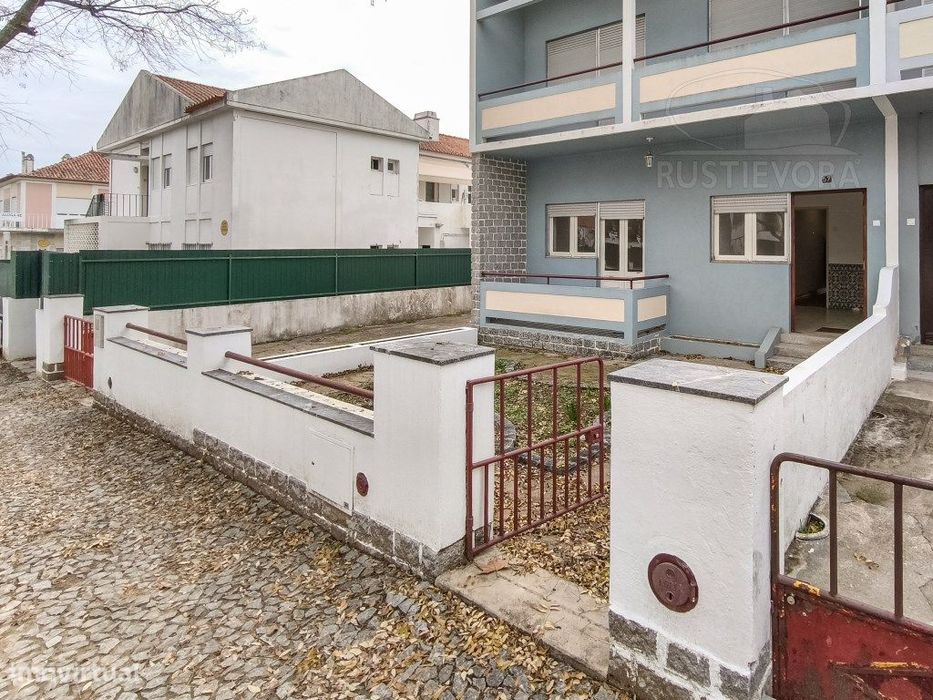 Moradia T2+1 de Rés-do-chão com dois quintais, Zona da Nau, Évora.