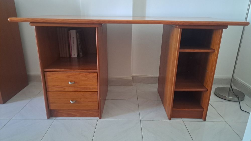 Vendo secretária em madeira