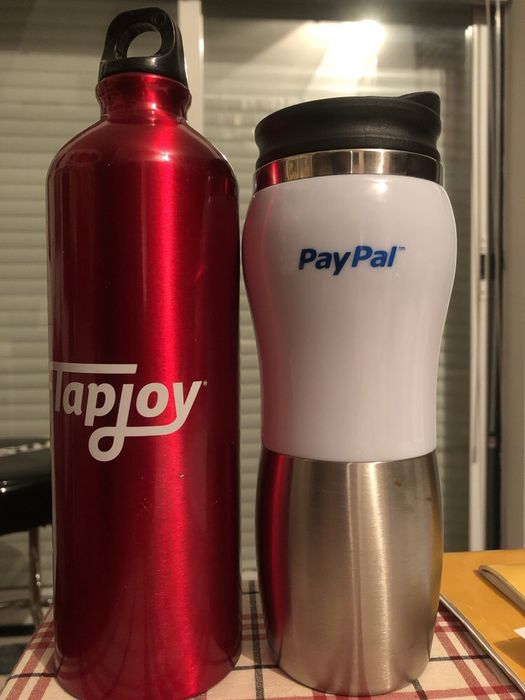 Conjunto de dois recipientes térmicos.