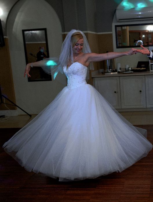 Suknia ślubna księżniczka z kryształkami Swarovskiego