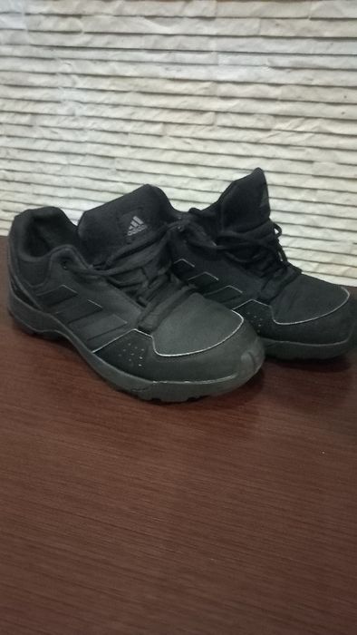 Кросівки бренду Adidas