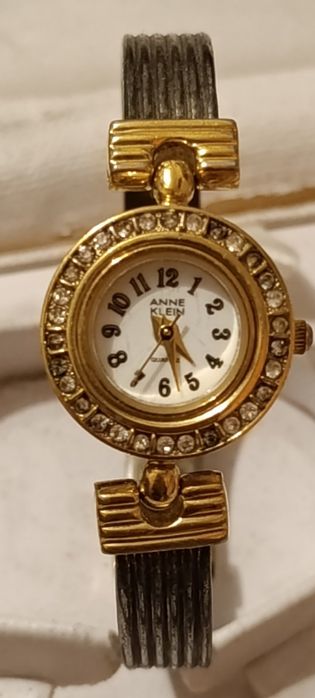 Продам часы в коробке