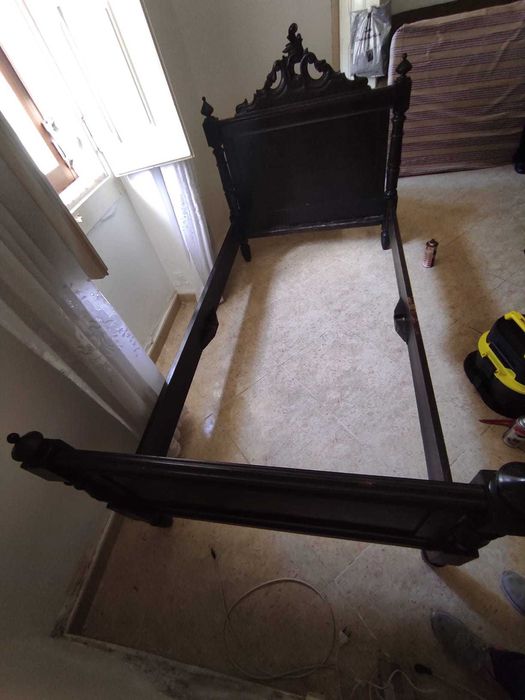 Cama muito antiga com mais de 150 anos, em madeira maciça.