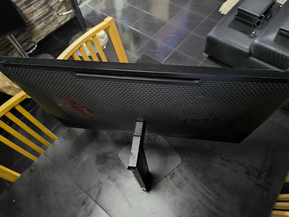HP Omen 27 (Z4D33AA) com oferta de Suporte p/Monitor Ewent EW1268 RGB