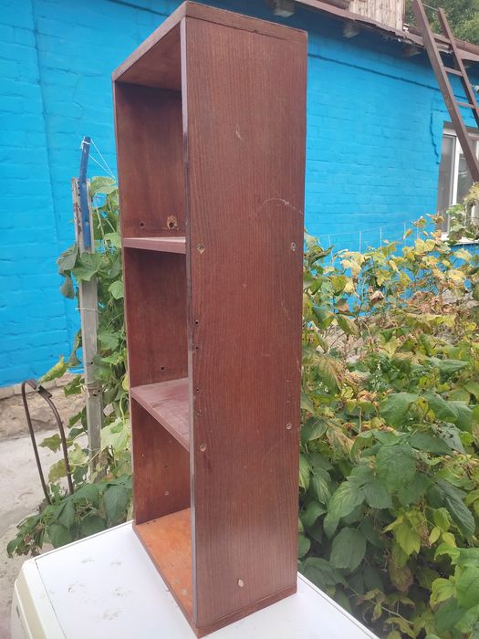 Продам стілажик з полками для учня,студента.легкий і удобний.