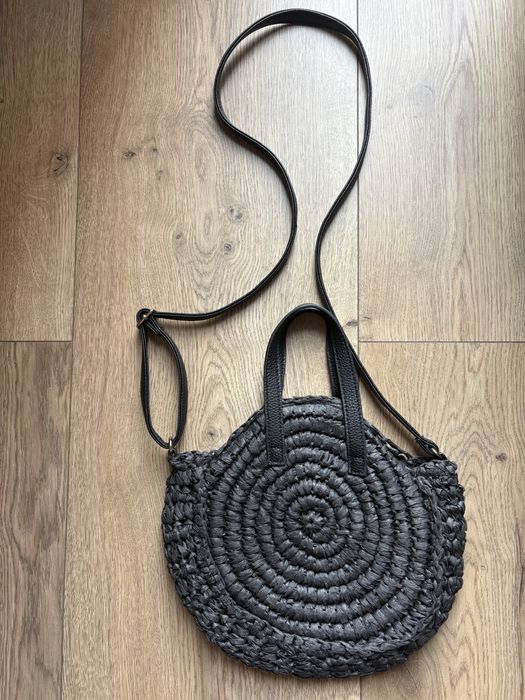 Słomiana czarna torebka - idealna na wakacje