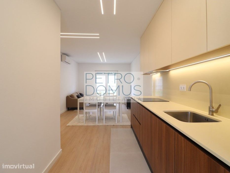T3 Com 3 Wc Em Prédio Totalmente Remodelado - Almada