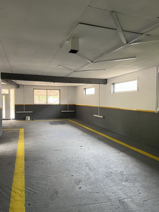 Здається гараж з навесами і великою територією