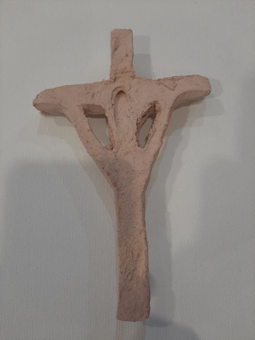 Cristo na cruz em barro
