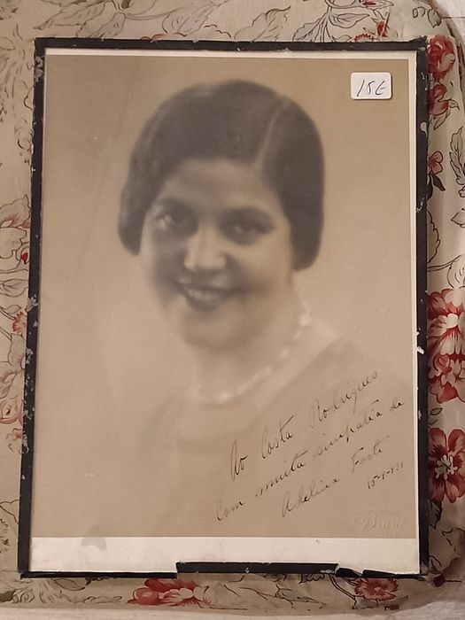 Fotos antiga a preto e branco já emolduradas