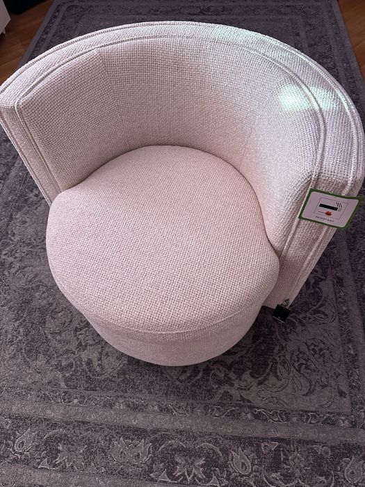 Продам вращающееся кресло новое Eichholtz модель Amanda.