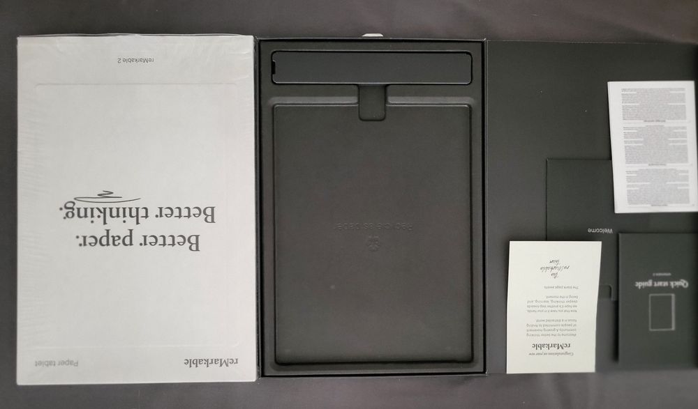 reMarkable 2 z dwoma rysikami oraz etui.
