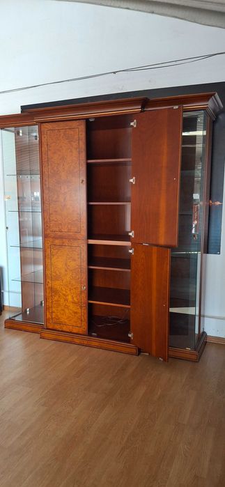 Movel salão com portas e vitrine