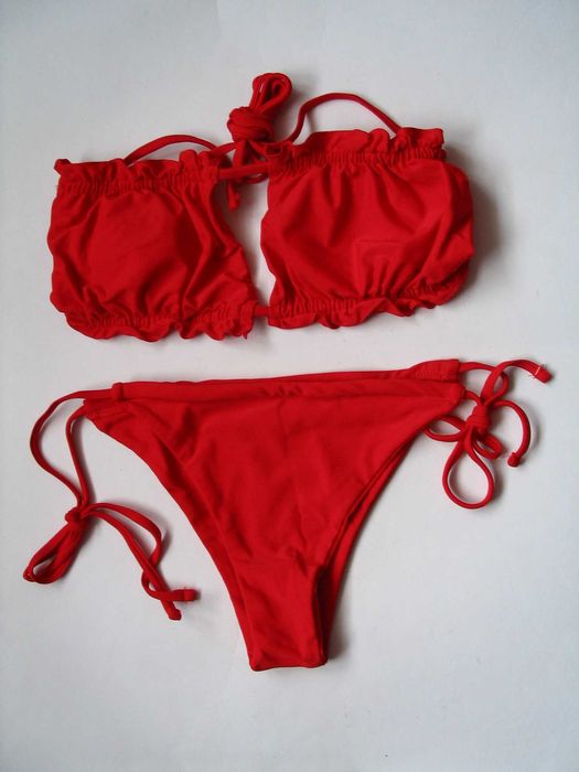 Kostium kąpielowy bikini w kolorze czerownym