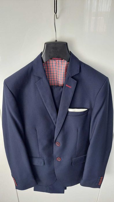 Elegancki granatowy garnitur z czerwonymi wstawkami