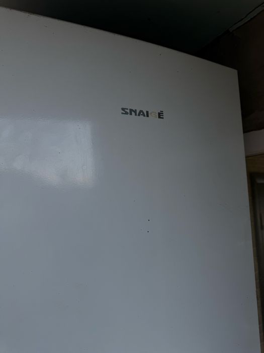 Холодильник та дві пральні машини