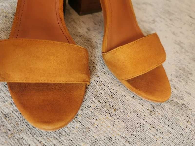 Zamszowe sandały camel brązoworude trendy na słupku & Other Stories