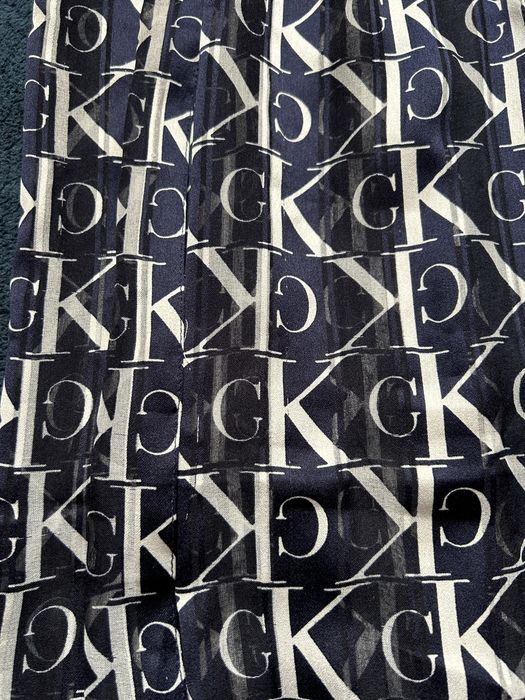 Lenço azul marinho com estampado.