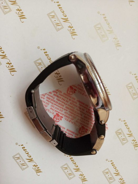 Чорний чоловічий годинник