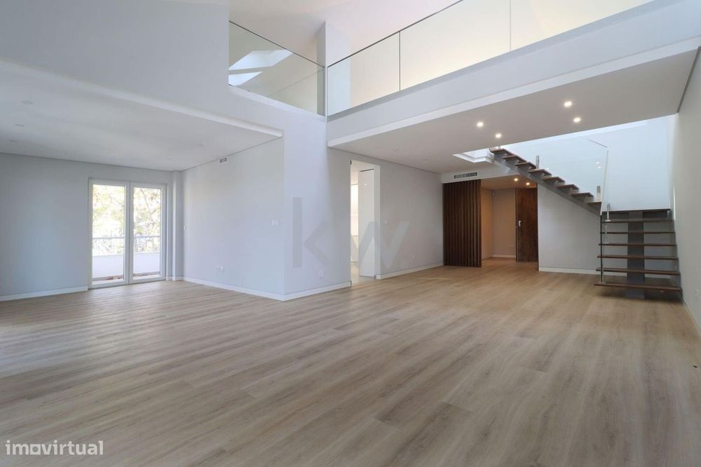 Exclusivo T3 com Mezzanine e 3 Suítes – Centro de Carcavelos