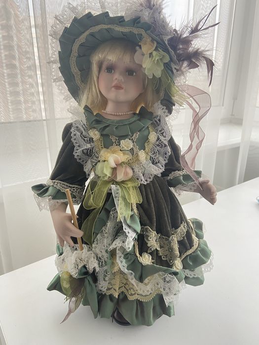 Фарфоровая коллекционная кукла