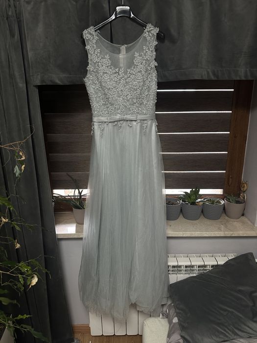 Sukienka srebrnoszara – tiulowa, z koronką