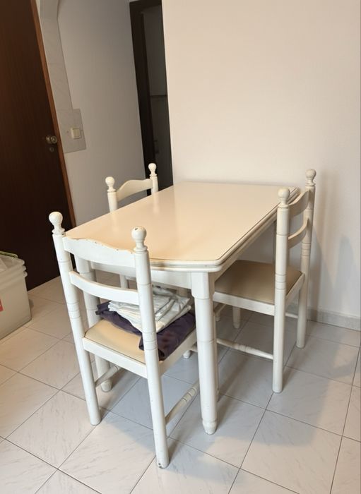 Conjunto Mesa com 3 cadeiras brancas