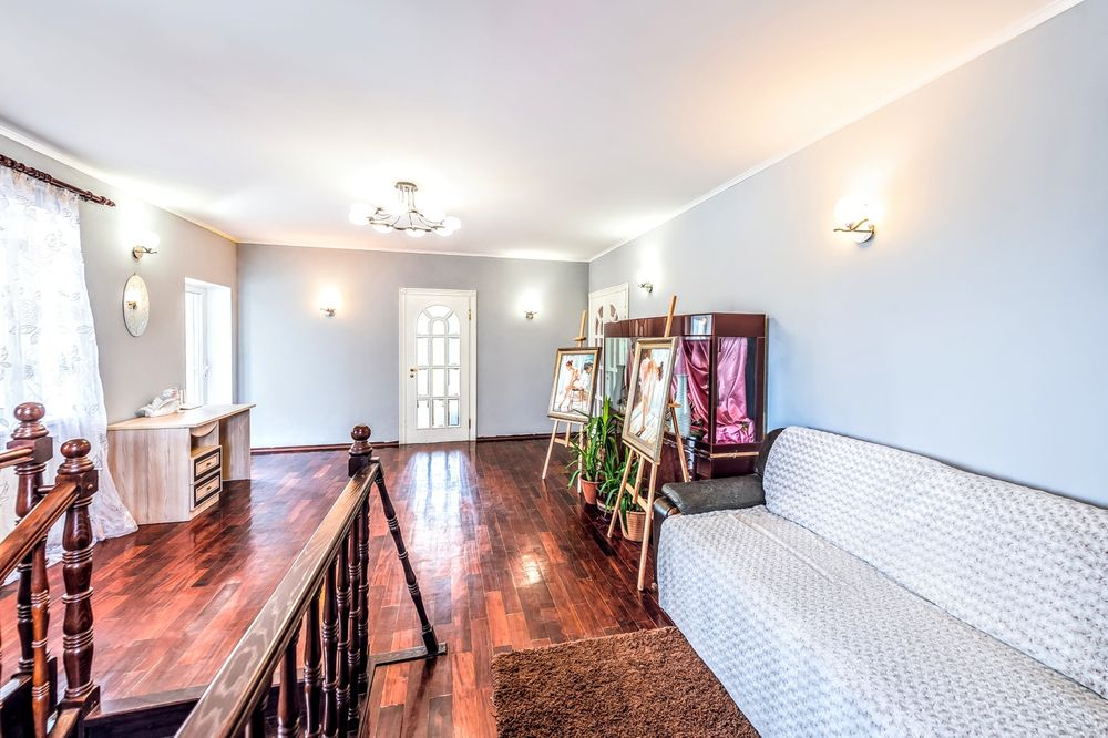 484 Триповерховий будинок з великим басейном