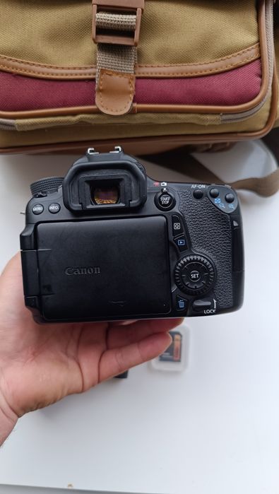 Canon 70D com lente 35mm F2 cartão de memória 32gb, bolsa. WiFi , touchscreen, ecrã rotativo óptima máquina semi profissional