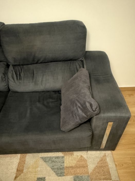 Sofa de 3 lugares com almofadas extensivas .