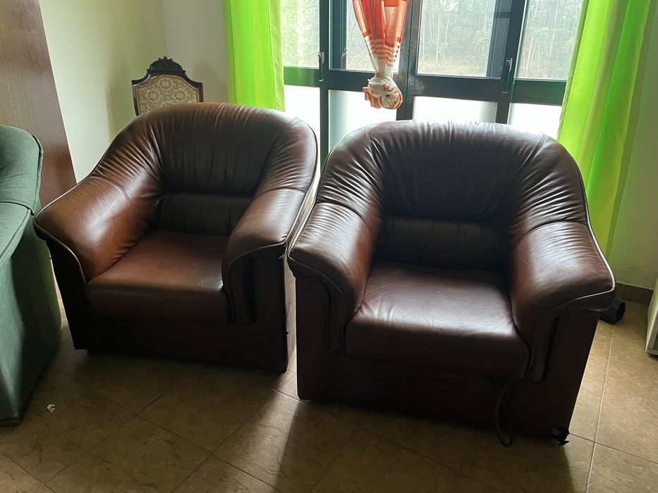 Vários sofás clássicos