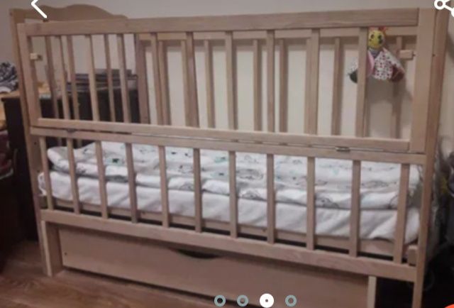 дитяче ліжечко на маятниках