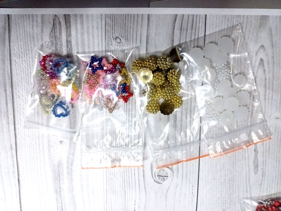 Напівнамистини різні