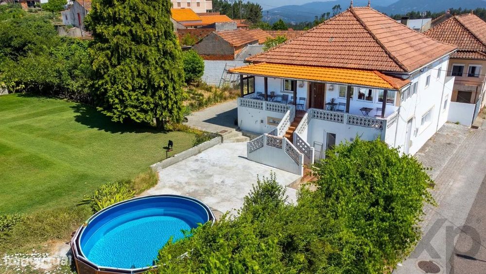 Bonita Moradia de Carácter com 2.730m² de Terreno no Centro de Portuga