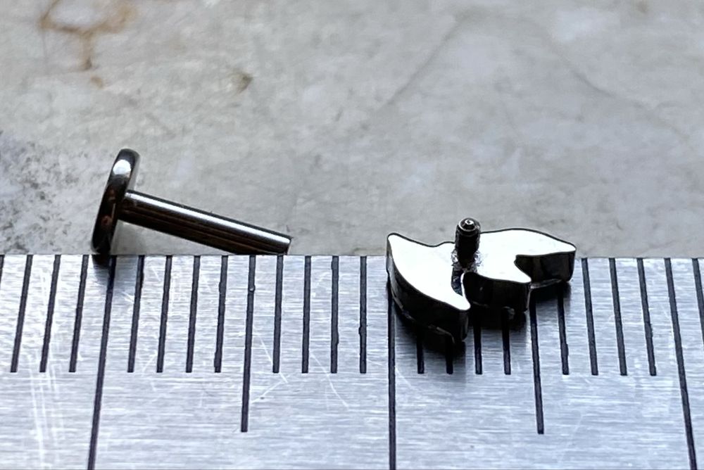 Labret kolczyk 6 mm unisex piercing 16 G Tytan