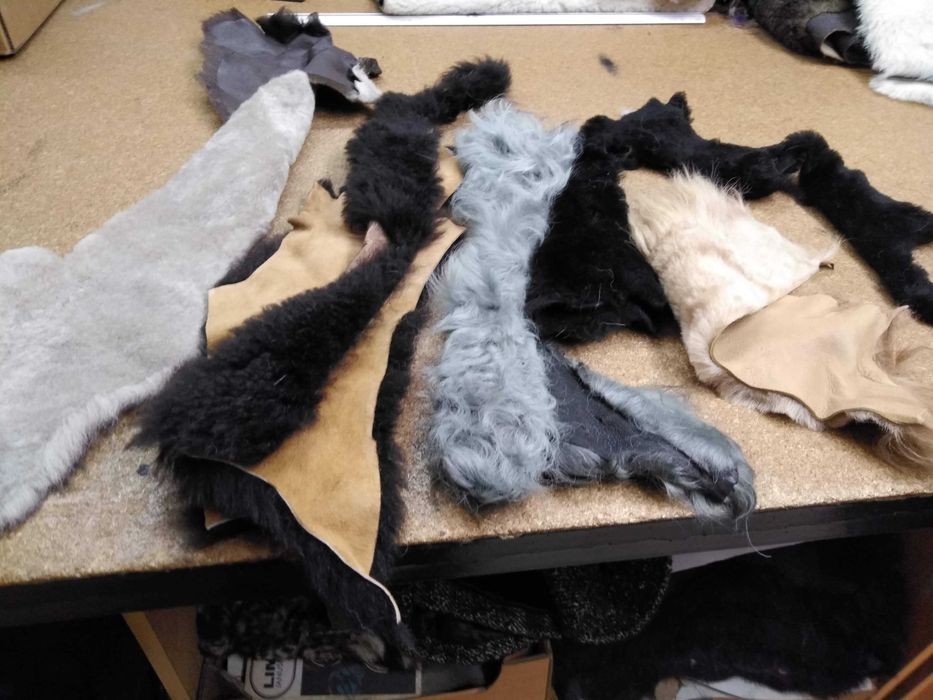 kawałki ze skóry owczej