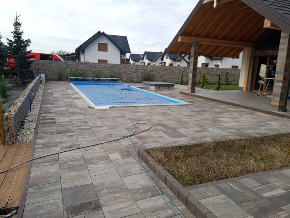 Układanie kostki brukowej Montaż ogrodzeń Minikoparka z wiertnica