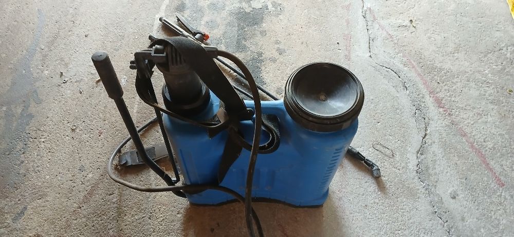 Pulverizador a pressão com lança telescópica