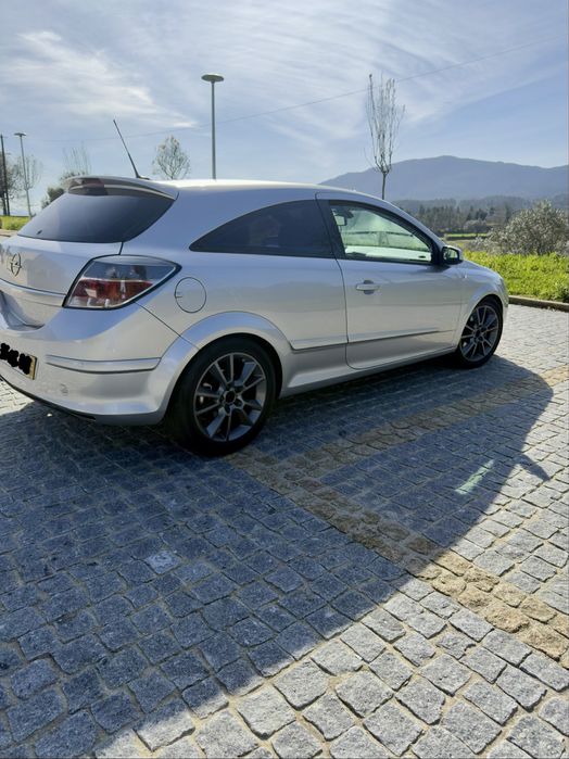 Opel Astra GTC 1.9 (5Lugares)