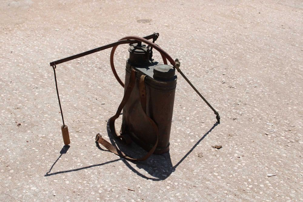 Pulverizador antigo em cobre — mochila agrícola