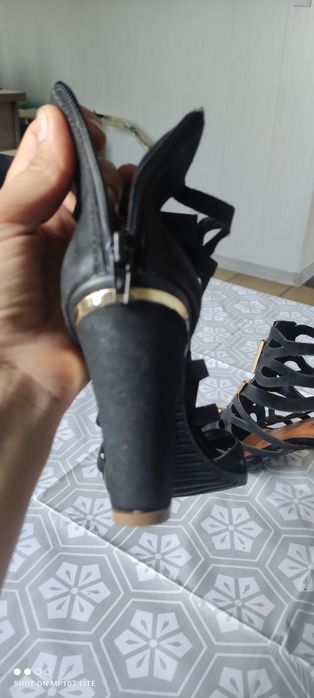 Czarne sandałki na szpilce