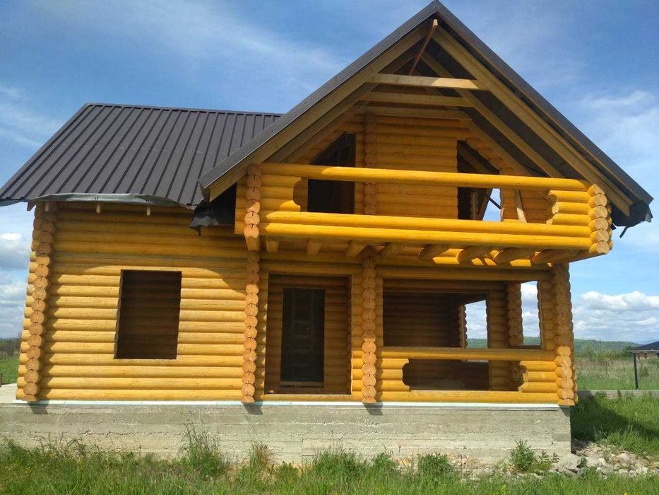 Дерев'яний будинок, зруб з дикої округлої колоди порода ялина