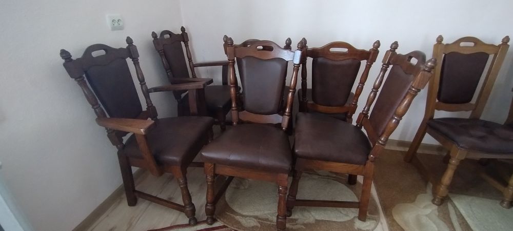 Продам дубові крісла зі шкіряною оббивкою.