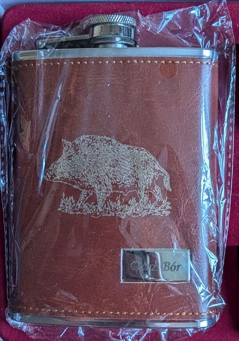 Piersiówka w skórze