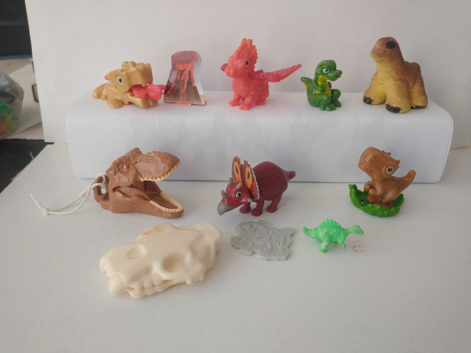 Figurki Kinder Smoki i Dinozaury (9szt)