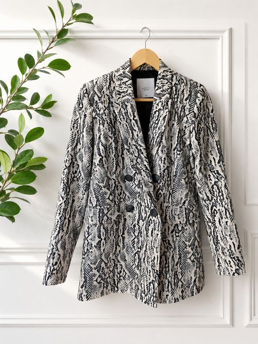 Elegancka damska marynarka dwurzędowa Mohito XXS 32 wężowy print kremowa czarna