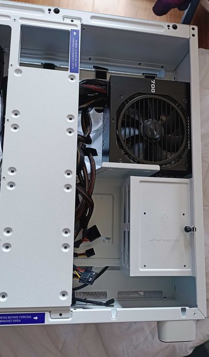 NZXT H9 Flow ATX Mid-Tower (Branca) + Extras (4 fans + hub + PSU EVGA 700W)