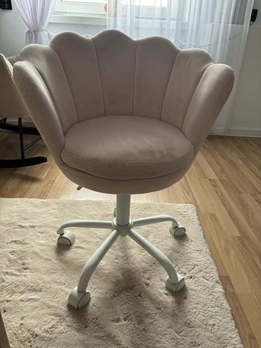 Jasny róż fotel muszelka obrotowy dziewczęcy