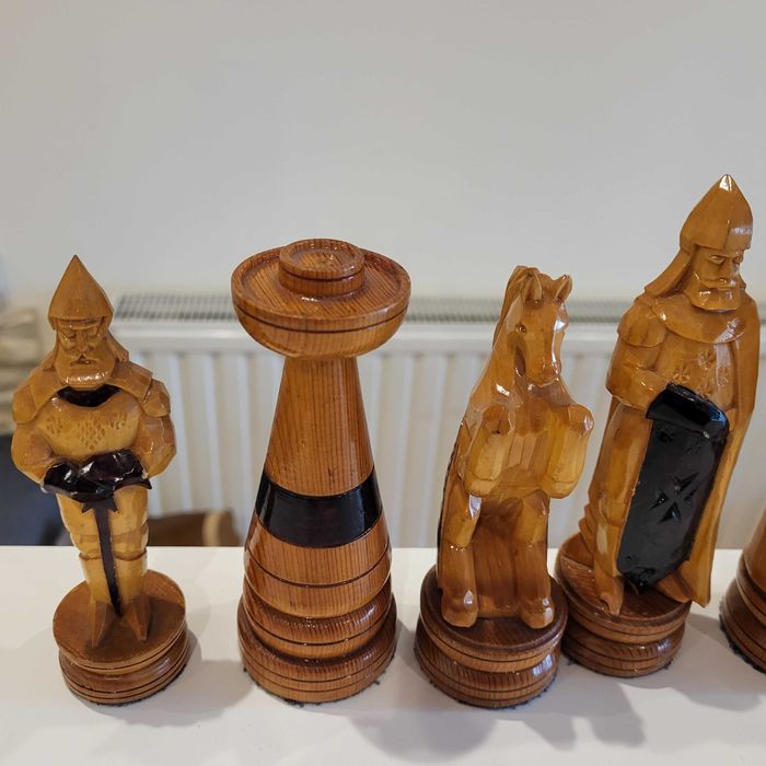 Szachy drewniane ręcznie robione bez szachownicy.