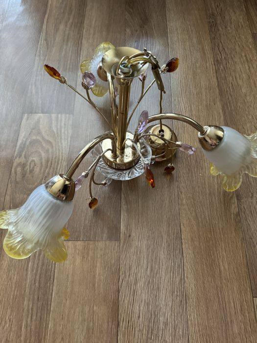 Продам  люстру.